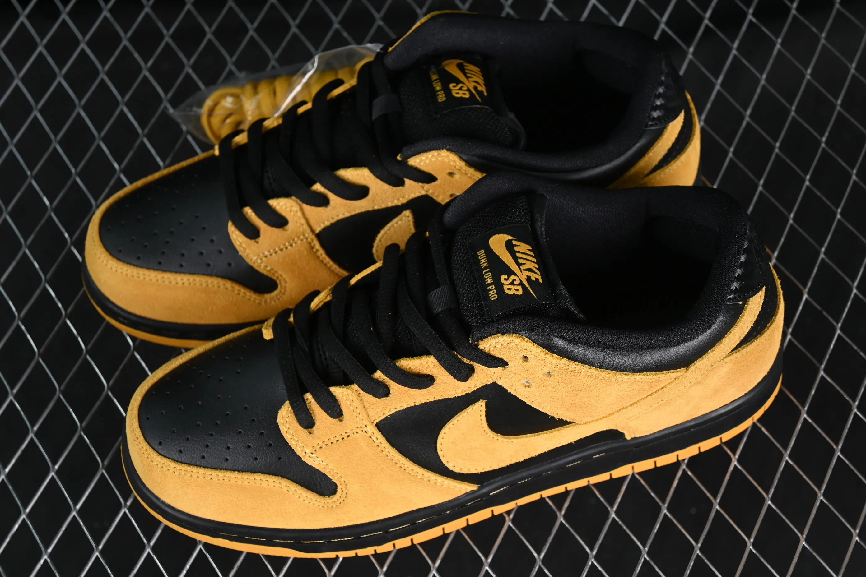 All Categories Nk SB Dunk Series Nk SB Dunk Low Low-top sneakers Nk Dunk SB Low "Valentines Day" Raw rubber black and yellow Retro low-top casual sports skateboard shoes 304292-706